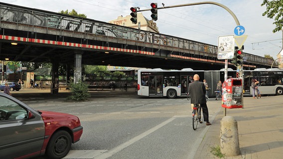 Ein Radfahrer steht an der Kreuzung an der Hamburger Sternbrücke. (2014) © NDR Foto: Hanna Grimm