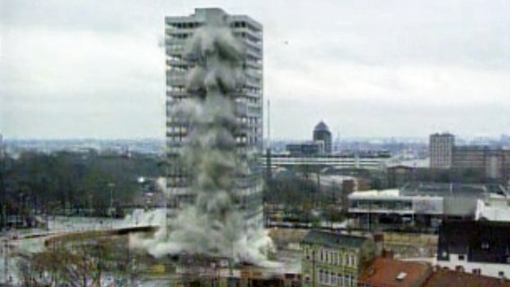 Am 19.02.1995 wird das Iduna-Hochhaus am Millerntorplatz auf St. Pauli gesprengt. © NDR 