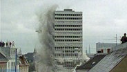 Am 19.02.1995 wird das Iduna-Hochhaus am Millerntorplatz auf St. Pauli gesprengt. © NDR 