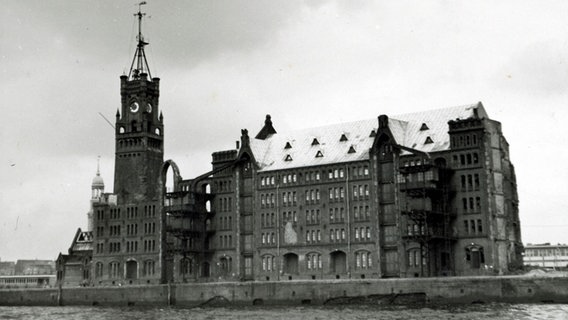 Der Kaiserspeicher (1875-1963) im Hamburger Hafen nach dem Zweiten Weltkrieg © HHLA 