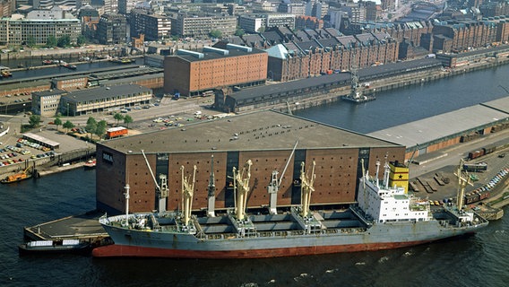 Der Kaispeicher A von 1963 im Hamburger Hafen, davor hat ein Schiff festgemacht. (Luftaufnahme) © HHLA 