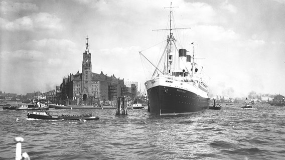 Der Kaiserspeicher (1875-1963) im Hamburger Hafen, im Vordergrund ein Schiff © HHLA Foto: Gustav Werbeck