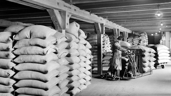 Lagerräume im Kaiserspeicher  (1875-1963) im Hamburger Hafen © HHLA Foto: Gustav Werbeck