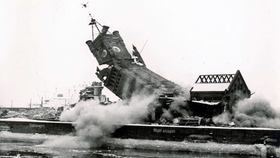 Der Kaiserspeicher im Hamburger Hafen von 1875, Sprengung des Turms 1963 © HHLA 