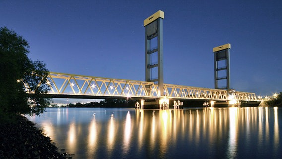 Kattwykbrücke im Hamburger Hafen (2006) © picture alliance / imageBROKER Foto: Rolf Wegner