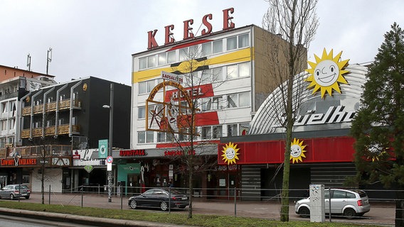 Das Gebäude des ehemaligen Café Keese auf der Reeperbahn auf St. Pauli (2021) © picture alliance / PublicAd Foto: Mirko Hannemann