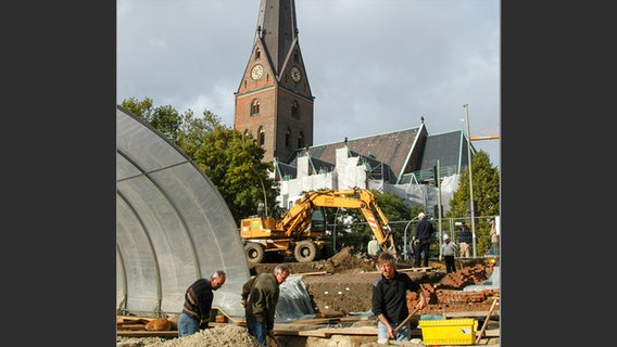 Archäologen bei den Ausgrabungen am Domplatz 2005 und 2006 © Archäologisches Museum Hamburg 