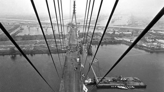 Blick auf die im Bau befindliche Hamburger Köhlbrandbrücke am 25. Oktober 1973. © picture-alliance / dpa Foto: Werner Baum