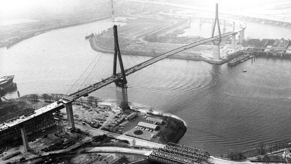 Blick auf die Köhlbrandbrücke und die Süderelbe in Hamburg aus der Vogelperspektive. (undatierte Aufnahme, vermutlich Ende der 1970er-Jahre) © picture alliance/United Archives Foto: Sven Simon