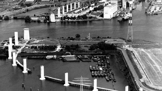 Bau der Köhlbrandbrücke in Hamburg: Errichtung der Pfeiler - Luftaufnahme. (6. Juli 1972) © picture alliance / dpa 