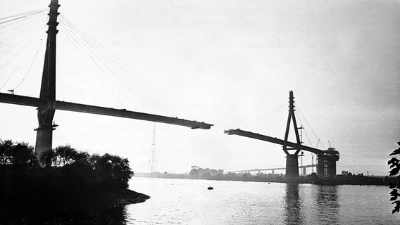 Bau der Köhlbrandbrücke in Hamburg: Kurz vor dem Lückenschluss - Luftaufnahme. (8. Oktober 1973) © picture alliance / dpa 