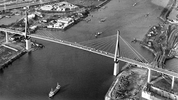 Die Köhlbrandbrücke, die Verbindung zwischen Nord- und Südelbe im Hafen der Hansestadt Hamburg, aufgenommen am 24. Januar 1975. © picture-alliance/dpa Foto: Georg Spring