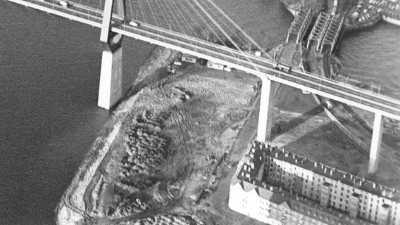 Die Köhlbrandbrücke, die Verbindung von Norder- und Süderelbe im Hafen der Hansestadt Hamburg, aufgenommen am 24.01.1975, verläuft damals direkt neben Wohngebäuden, die später abgerissen werden. © picture-alliance/ dpa Foto: Georg Spring