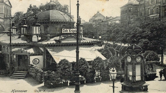 Das Café Kröpcke in Hannover mit der "Kröpcke-Uhr" im Vordergrund rechts. (um 1900) © Wikimedia Commons, CC BY-SA 3.0 Foto: unbekannt