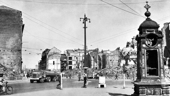 Ein Lkw fährt in Hannover aus der Georgstraße kommend an der zerstörten Kröpcke-Uhr vorbei. (1945) © picture alliance/dpa/Historisches Museum Hannover 