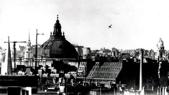 Eine deutsche V2-Bombe fällt auf London (Zweiter Weltkrieg) © picture alliance/United Archives | 91050/United_Archives/TopFoto 