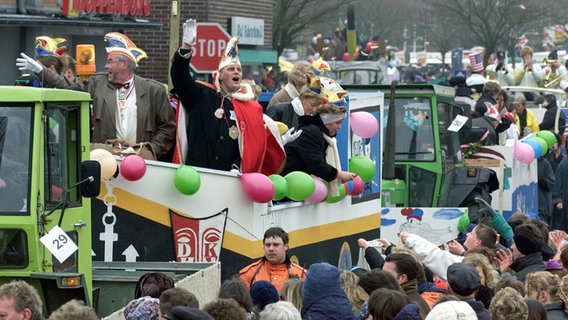 Rund 7000 Zuschauer begleiten am Montag (15.02.1999) in Marne (Kreis Dithmarschen) den größten Rosenmontagszug in Schleswig-Holstein. © picture-alliance / dpa Foto: Stefan Hesse