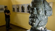 Restaurierte Karl-Marx-Büste im Mestliner Kulturhaus 2017. © dpa - Report Foto: Jens Büttner