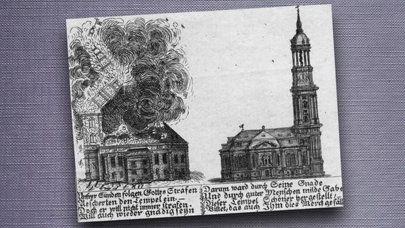 Kupferstich der Hamburger St.-Michaelis-Kirche aus dem 18. Jahrhundert: links der Brand der vom Blitz getroffenen Kirche am 10.3.1750, rechts der 1762 fertiggestellte Neubau des Baumeisters Ernst Georg Sonnin © picture-alliance / akg-images 