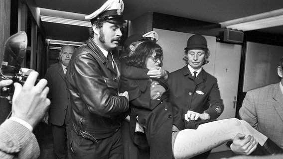 Die Terroristin Margrit Schiller wird am 22. Oktober 1971 von Polizeibeamten zur Vorführung ins Polizeipräsidium getragen. © picture-alliance / dpa Foto: Breuer