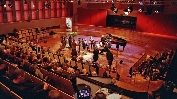 Während der feierlichen Wiedereröffnung des ehemaligen Studio 10 unter dem neuen Namen Rolf-Liebermann-Studio findet am 6.3.2000 in Hamburg ein klassisches Konzert statt. © picture-alliance / dpa Foto: Wolfgang Langenstrassen