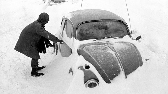 Ein eingeschneites Fahrzeug auf der Bundesstraße 6 zwischen Bremerhaven und Cuxhaven am 02.01.1979. © picture alliance / Werner Schilling Foto: Werner Schilling