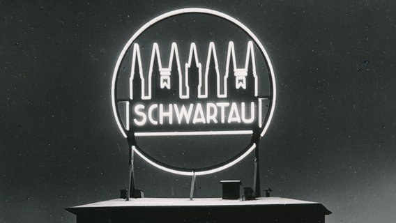 Neon-Reklame der Schwartauer Werke auf Werk Tremskamp um 1950 © Schwartauer Werke Foto: Industrie-Photo Johs. Schilling Lübeck
