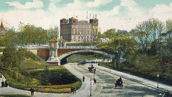 "Hamburg. Helgoländer Allee mit Kersten-Miles-Brücke" - Bereich des früheren Stadtgrabens; im Hintergrund die Deutsche Seewarte // Bildpostkarte (Farbdruck nach kolorierter Photographie), undat., um 1910. © picture alliance / akg-images 