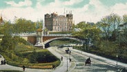 "Hamburg. Helgoländer Allee mit Kersten-Miles-Brücke" - Bereich des früheren Stadtgrabens; im Hintergrund die Deutsche Seewarte // Bildpostkarte (Farbdruck nach kolorierter Photographie), undat., um 1910. © picture alliance / akg-images 