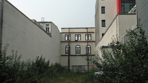 Entkernte Rückseite der denkmalgeschützten Fassade des ehemaligen Schwimmbads am Spielbudenplatz in Hamburg-St. Pauli (Spielbudenplatz 26, gesehen von Kastanienallee 30) - Foto: Doris Anthony (Creative Commons) © Creative Commons Foto: Doris Anthony