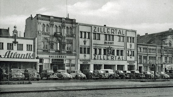 Spielbudenplatz auf St. Pauli in den frühen 1960er-Jahren, in der Mitte das ehemalige Hallenbad © St. Pauli-Archiv Hamburg 