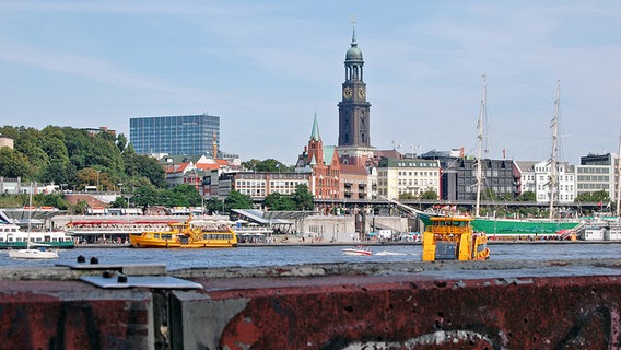 Blick von der Aussichtsplattform Steinwerder auf die Elbe und das Stadtpanorama von Hamburg im Jahr 2011 © NDR Foto: Kathrin Weber