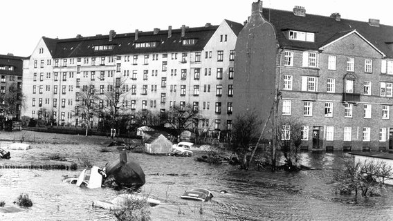 Autodächer ragen aus den Fluten im Hamburger Stadtteil Wilhelmsburg. Im Hamburger Elbgebiet und im norddeutschen Küstenraum verursacht Sturmtief «Vincinette» in der Nacht zum 17. Februar 1962 die bis dahin schwerste Sturmflut des Jahrhunderts in Deutschland. © picture-alliance/ dpa 