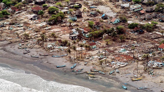 Ein Luftbild des indischen Dorfes Cuddalore, das 2004 von einem Tsunami zerstört wurde. © picture alliance / AP Photo Foto: M.LAKSHMAN