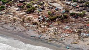 Ein Luftbild des indischen Dorfes Cuddalore, das 2004 von einem Tsunami zerstört wurde. © picture alliance / AP Photo Foto: M.LAKSHMAN