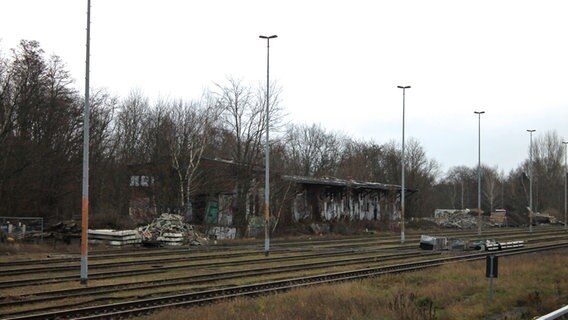 Schuppen, teils eingefallen, auf dem S-Bahngelände in Berlin-Schönholz. © NDR Foto: Daniel Sprenger