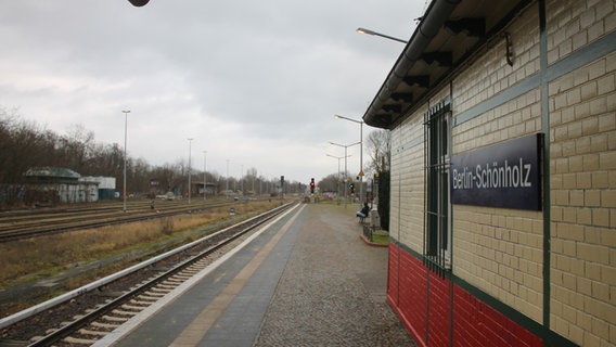 Blick vom S-Bahnhof Schönholz auf die Gleisanlagen. © NDR Foto: Daniel Sprenger