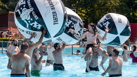 02.08.2018: Festivalbesucher des Wacken Open Air amüsieren sich im Schwimmbad. © picture alliance/dpa Foto: Axel Heimken