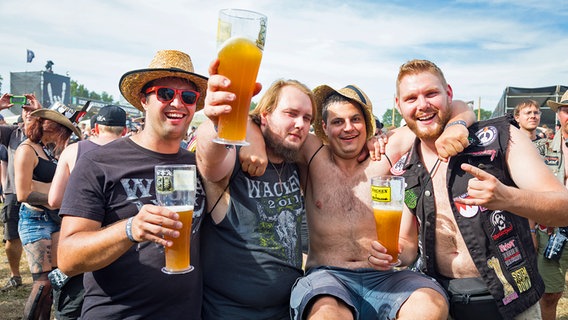 01.08.2018: Metal-Fans mit gefüllten Biergläsern auf dem 29. Wacken Open Air Festival © picture alliance / Geisler-Fotopress Foto: Andre Havergo/Geisler-Fotopress