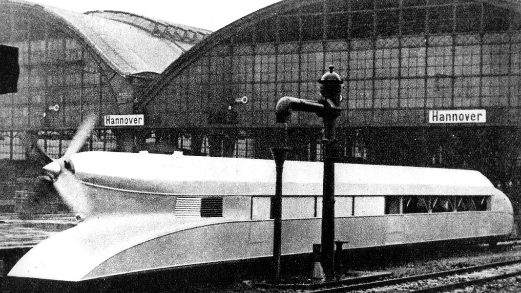 Der von Ingenieur Franz Kruckenberg konstruierte Schienenzeppelin steht im Mai 1931 im Hauptbahnhof Hannover.