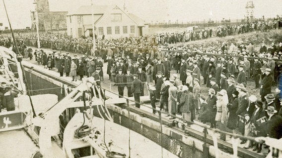 Der Kreuzer "Emden" in der Seeschleuse von Wilhelmshaven, vor dem Auslaufen zu seiner ersten Weltreise 1926 © Deutsches Marinemuseum Wilhelmshaven 