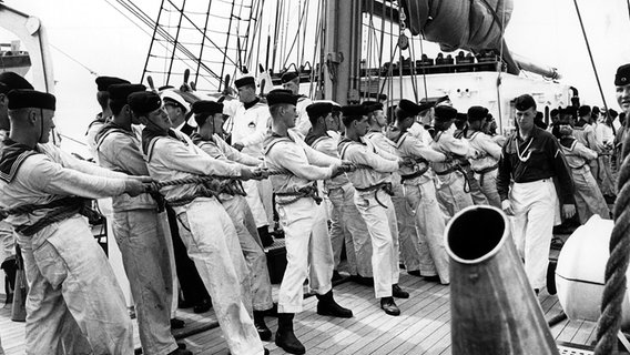 Seekadetten auf der "Gorch Fock" beim Landemanöver während des Einlaufens in den Hafen von Rotterdam am 17.08.1962 © picture-alliance / Wolfgang Hub Foto: Wolfgang Hub