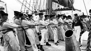 Seekadetten auf der "Gorch Fock" beim Landemanöver während des Einlaufens in den Hafen von Rotterdam am 17.08.1962 © picture-alliance / Wolfgang Hub Foto: Wolfgang Hub