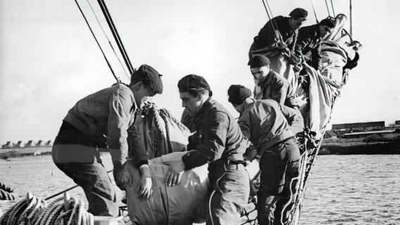 Die Besatzung des Segelschulschiffs "Wilhelm Pieck". © http://creativecommons.org/licenses/by-sa/3.0/de/deed.en Foto: Horst Sturm