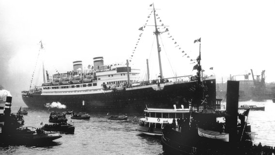 Das Foto zeigt den deutschen Luxusliner "St. Louis" im Juni 1939 im Hafen von Havanna. An Bord des aus Deutschland kommenden Schiffes waren 936 Passagiere, die Mehrzahl von ihnen jüdische Flüchtlinge. Die Regierungen in Havanna und danach in den USA weigerten sich, die Flüchtlinge aufzunehmen, sodass das Schiff umkehren musste. © picture alliance / dpa Foto: Herbert Kaliner