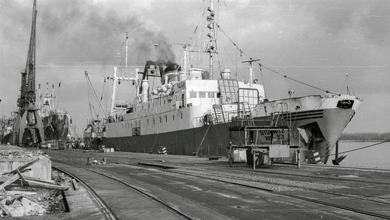 Das Kühlschiff "Stubnitz" liegt an der Kaikante von Rostock, zwischen 1980 und 1990 © Stubnitz Archiv 