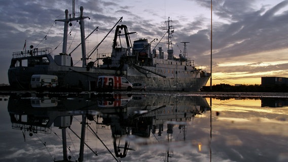 Die "Stubnitz" liegt 2007 im Hafen von Amsterdam, in einer Pfütze spiegelt sich das Schiff im Licht der Dämmerung © Stubnitz Archiv 