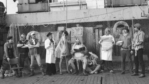 Verkleidete Matrosen und Mitarbeiter bei der sogenannten Neptuntaufe auf dem Achterdeck der "Stubnitz" © Stubnitz Archiv 