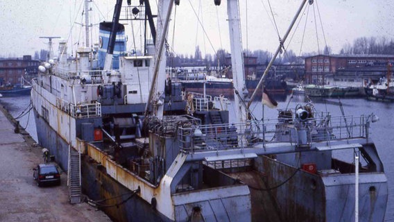 Die "Stubnitz" liegt kurz vor der geplanten Verschrottung 1992 im Hafen: Rost zeichnet das Schiff © Stubnitz Archiv 