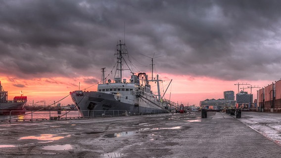 Die "Stubnitz" 2014 vor dramatischem Himmel an ihrem Liegeplatz im Baakenhafen in Hamburg © Stubnitz Archiv Foto: Carl